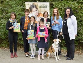 Tierschutz macht Schule - Gruppenfoto mit Bundesministerin Rendi-Wagner und Maggie Entenfellner von der Krone Tierecke