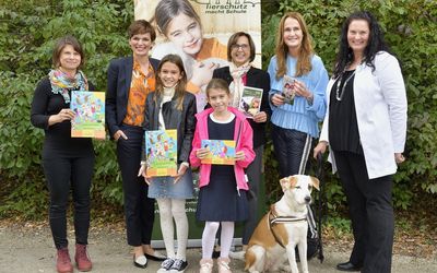 Tierschutz macht Schule - Gruppenfoto mit Bundesministerin Rendi-Wagner und Maggie Entenfellner von der Krone Tierecke