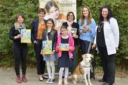 Tierschutz macht Schule - Gruppenfoto mit Bundesministerin Rendi-Wagner und Maggie Entenfellner von der Krone Tierecke